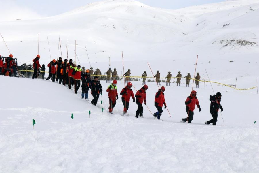 Erciyes’te gerçeğini aratmayan çığ tatbikatı