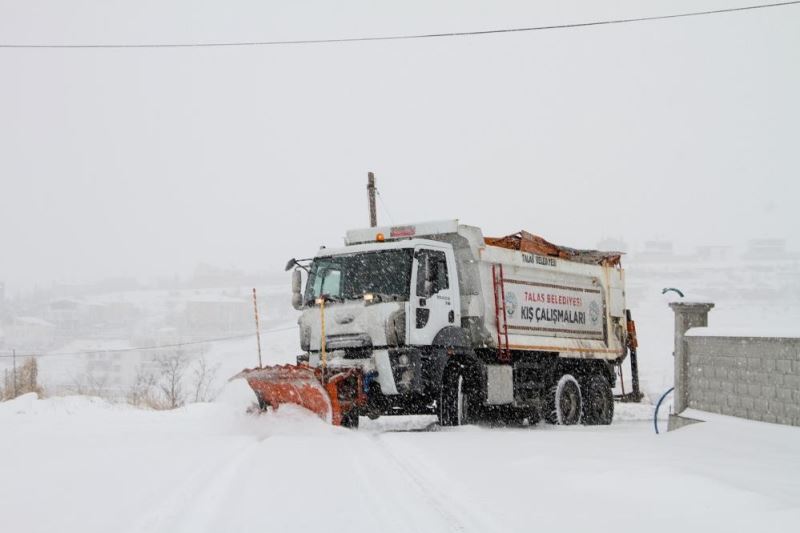 Kayseri’de 60 mahalle yoluna kar engeli

