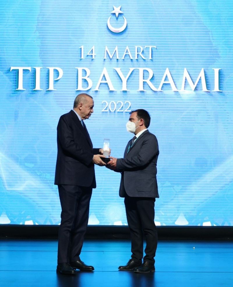 Cumhurbaşkanı Erdoğan’dan TURKOVAC’ı geliştiren Özdarendeli’ye ödül
