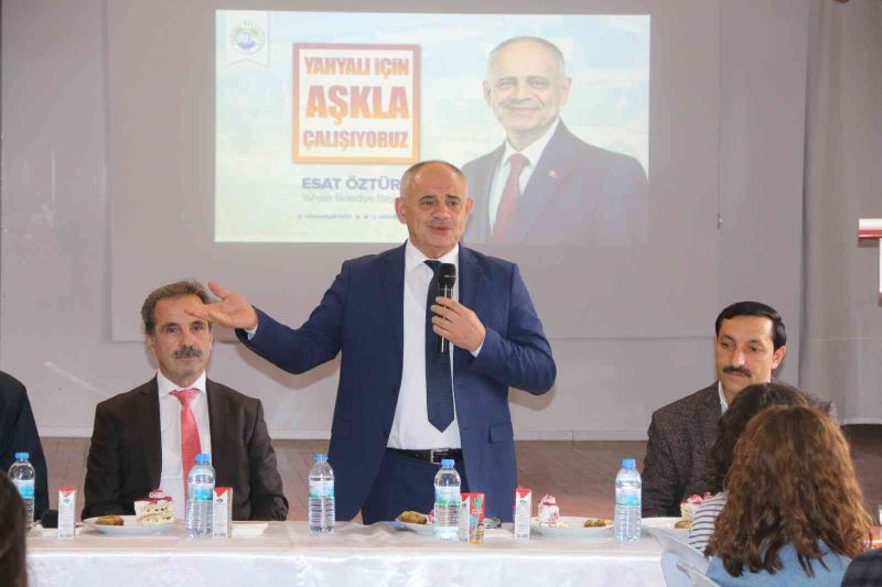 Başkan Esat Öztürk tecrübelerini öğrenciler ile paylaştı
