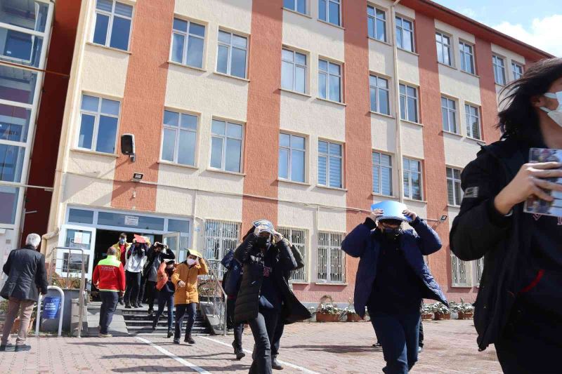 Kayseri’de gerçeğini aratmayan deprem tatbikatı
