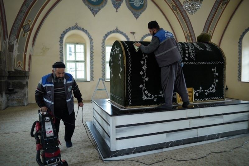 Melikgazi Belediyesi türbelerde gül suyu ile genel temizlik yaptı
