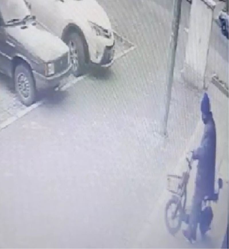 Hırsızın rahatlığı kamerada: Bisikletler kendininmiş gibi çalıp gitti
