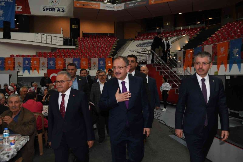 Büyükkılıç, AK Parti Kayseri İl Başkanlığı teşkilat iftarında partililerle bayramlaştı
