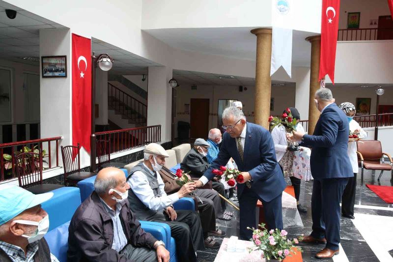 Başkan Büyükkılıç’tan huzurevine bayram ziyareti
