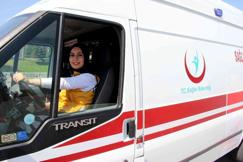 Kadın sağlık çalışanlarına ‘ambulans sürüş teknikleri eğitimi’ verildi

