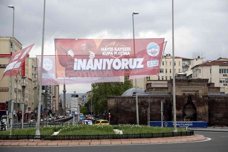 Başkan Büyükkılıç’tan Kayserispor’a pankartlı destek
