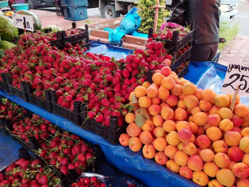 Halk pazarında sebze fiyatları düşüyor
