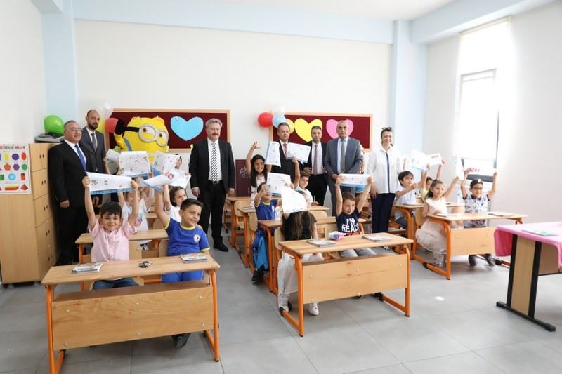 Başkan Palancıoğlu, minik öğrencilere karne dağıttı
