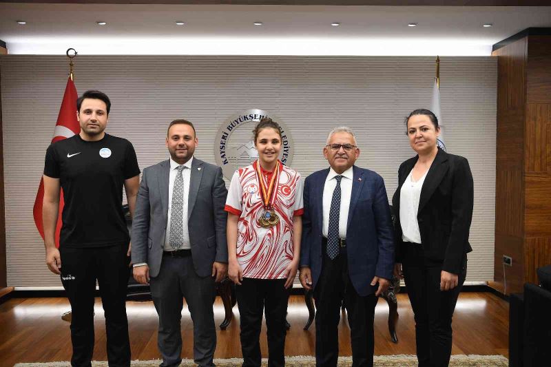Başkan Büyükkılıç, özel sporcu şampiyon Cemre’ye destek
