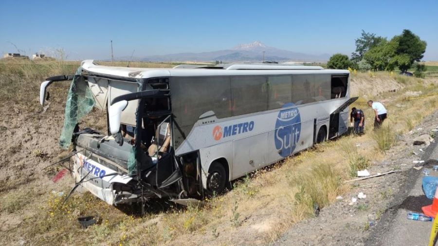 Yoldan çıkan yolcu otobüsü şarampole düştü: 1’i ağır 17 yaralı