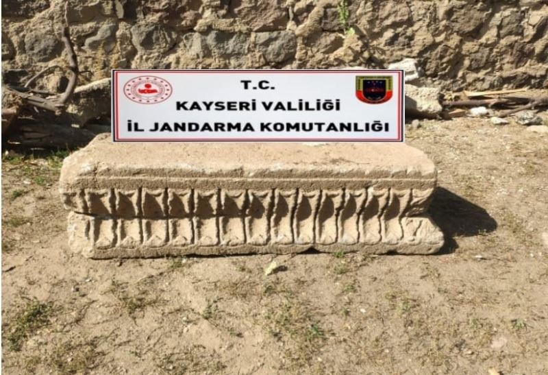 Kaçak kazı yapan tarihi eser kaçakçıları jandarmadan kaçamadı
