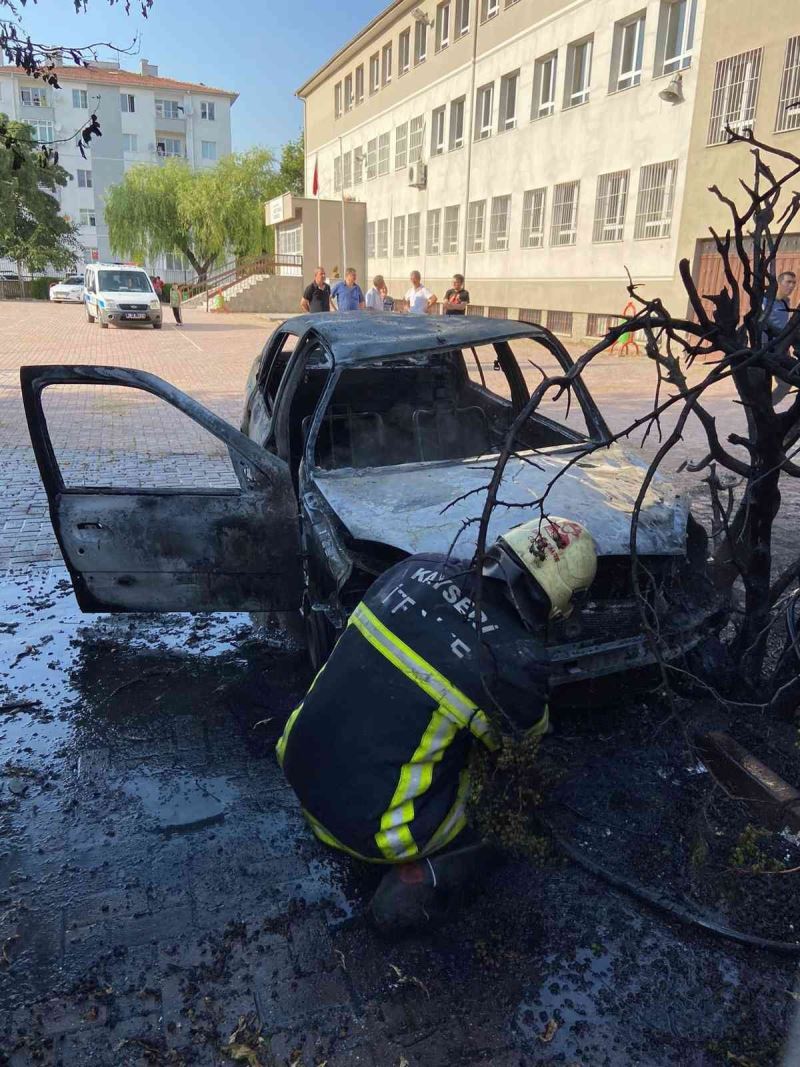 Okul bahçesinde yanan otomobil kullanılamaz hale geldi
