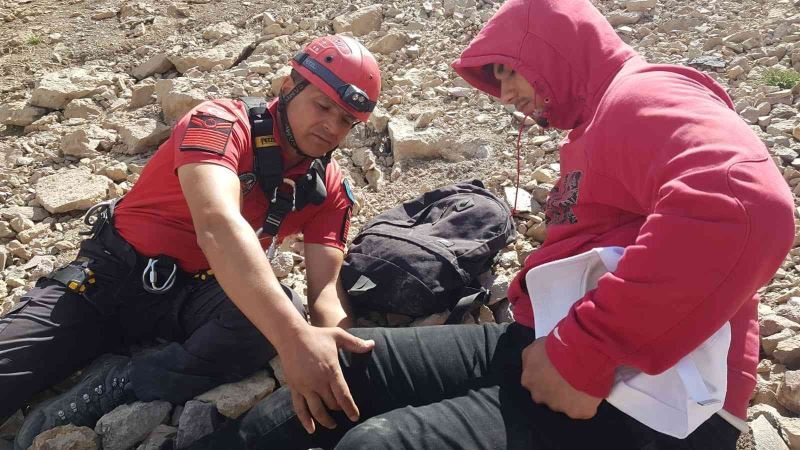 Erciyes tırmanışında düşerek yaralanan dağcının imdadına jandarma yetişti

