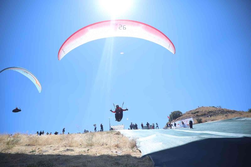 Ali Dağı’nda yamaç paraşütü heyecanı
