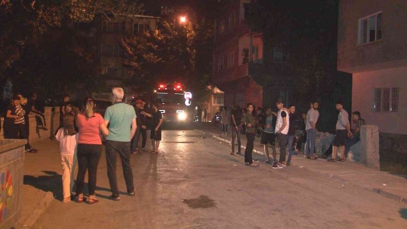 Kayseri’de çatı yangını 3 saatlik çalışmayla söndürüldü, vatandaşlar yangını film izler gibi izledi
