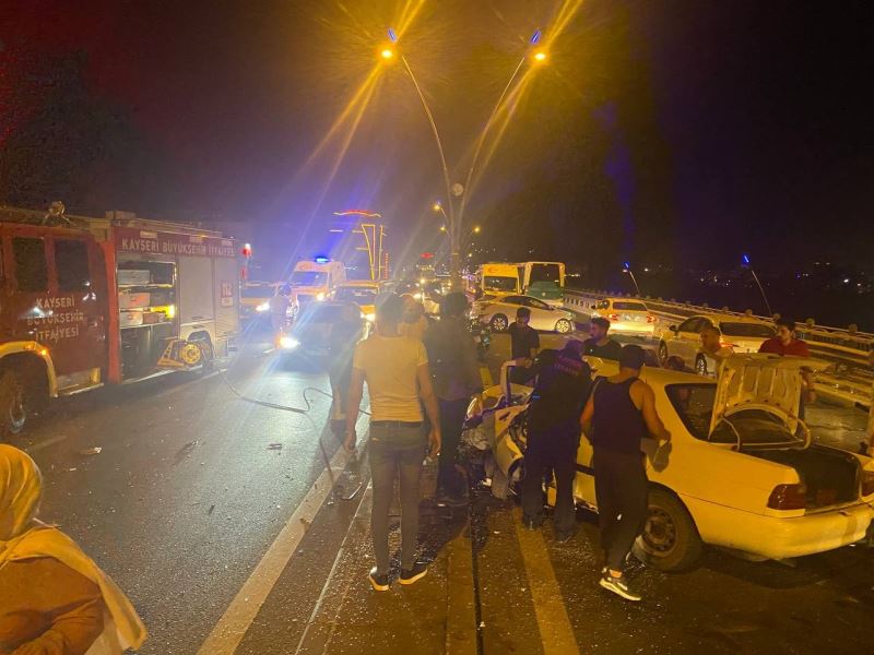 Kayseri’de feci kaza: Sıkıştığı araçtan güçlükle çıkarıldı

