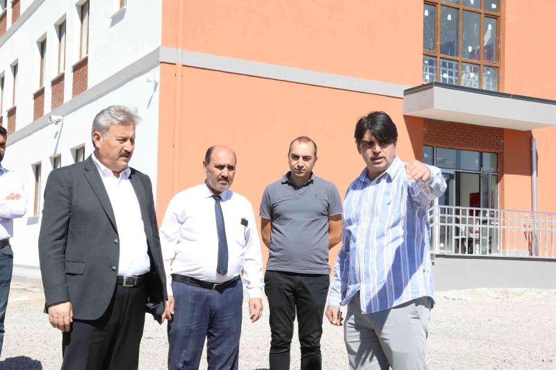 Başkan Palancıoğlu, Danışmentgazi Mahallesin’deki 20 derslikli ilkokulda incelemelerde bulundu
