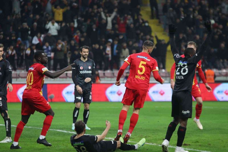 Spor Toto Süper Lig: Kayserispor: 3 - Sivasspor: 0 (İlk yarı)
