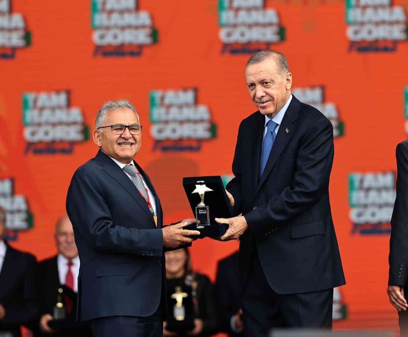 Başkan Büyükkılıç ile Büyükşehir, 1 yılda 11 ödül aldı
