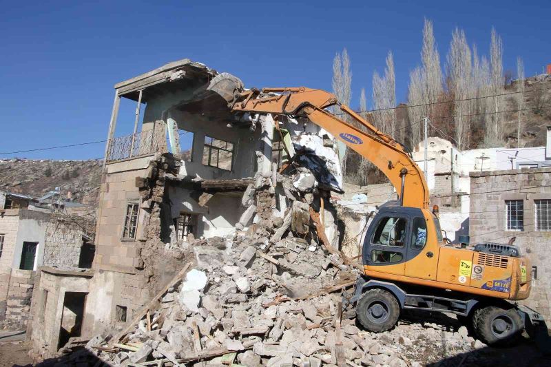 Talas kırsalında metruk binalar yıkılıyor
