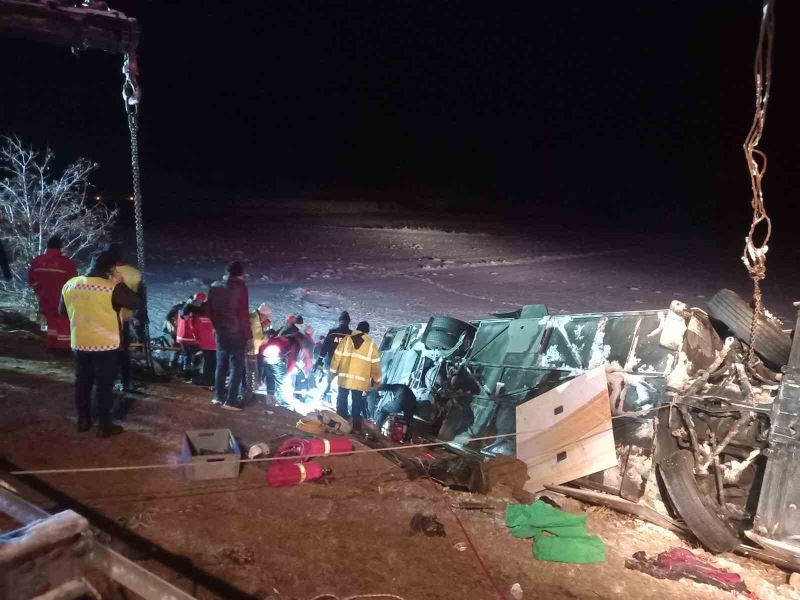 Kayseride yolcu otobüsü şarampole devrildi: 4 ölü, 24 yaralı
