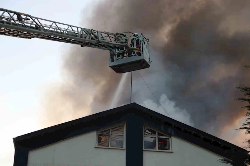 Kayseri’deki fabrika yangını 69 itfaiye personeli ile söndürüldü

