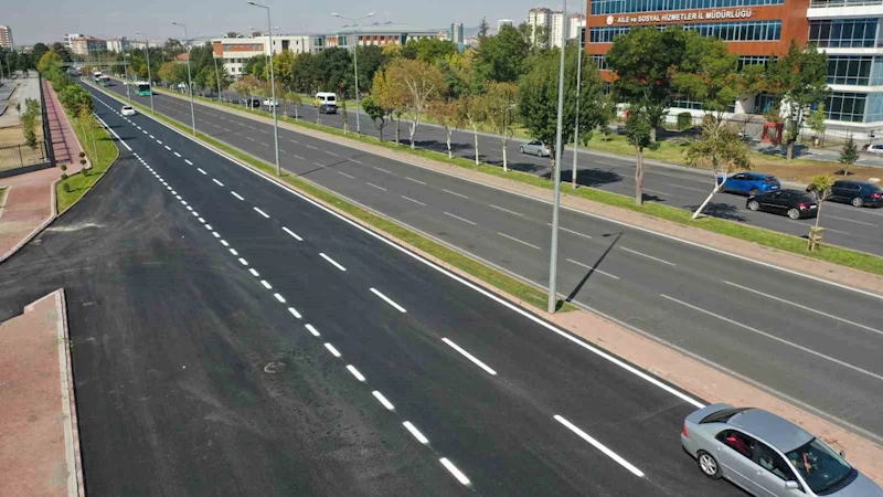 Büyükşehir, günde 300 bin aracın geçiş yaptığı yolda asfalt çalışmasını tamamladı
