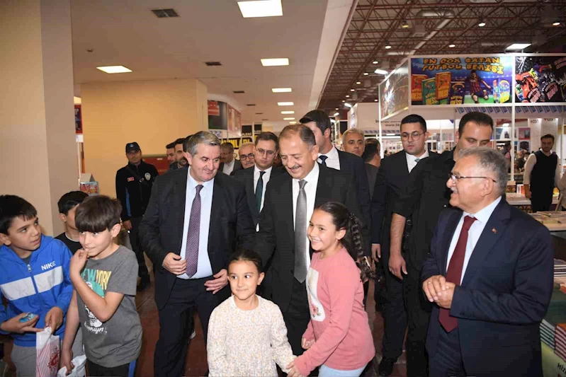 Bakan Özhaseki Ve Başkan Büyükkılıç, Kayseri’de 6’ncı Kitap Fuarını Ziyaret Etti
