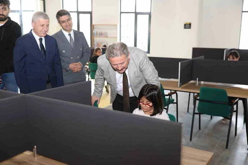 Başkan Palancıoğlu, MELMEK kursiyerlerini ve kütüphanede öğrencileri ziyaret etti
