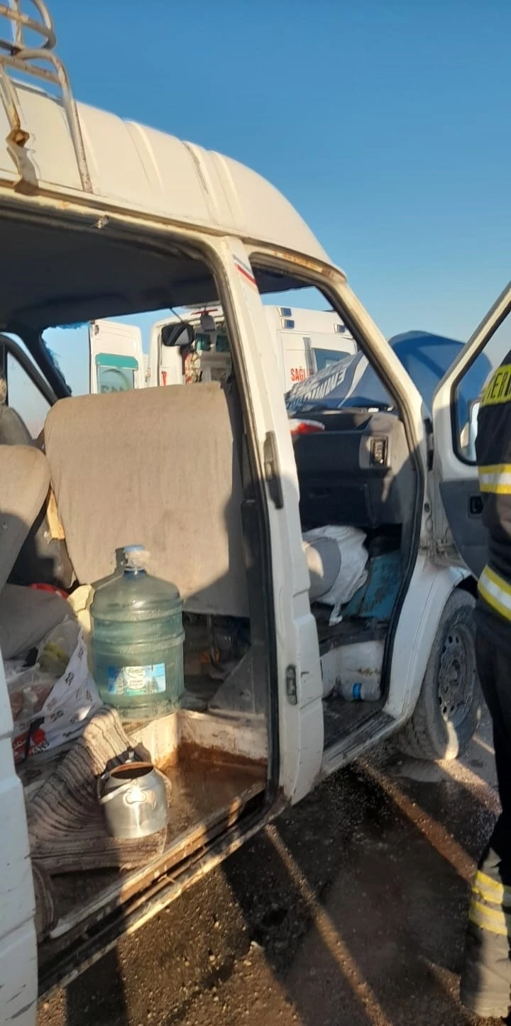 Tarım işçilerini taşıyan minibüs ile yakıt tankeri çarpıştı: 15 yaralı
