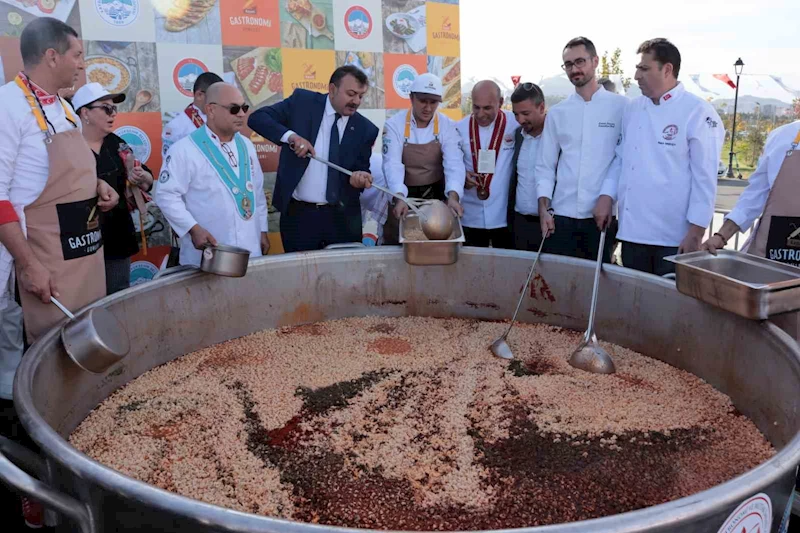 Kayseri’de dünya rekoru: 1 ton mantı 1 kazanda pişirildi
