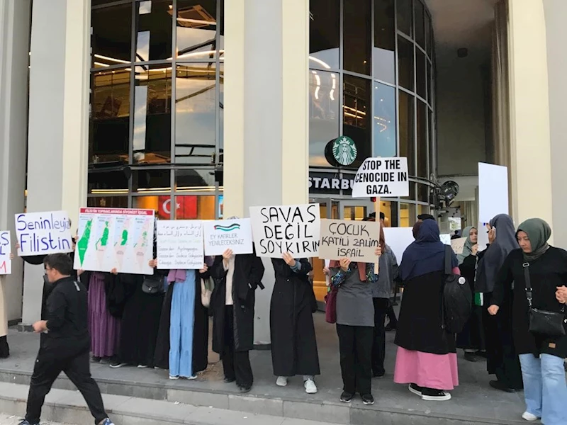 Genç kızlardan Starbucks önünde İsrail protestosu
