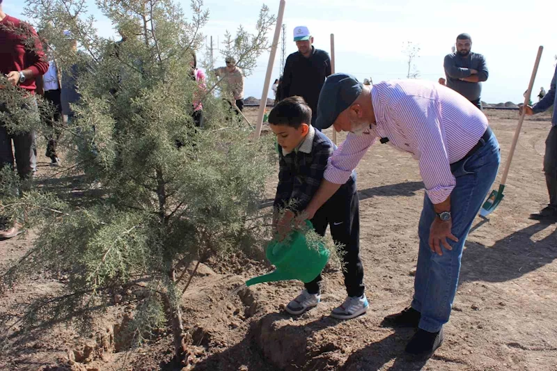 Başkan Çolakbayrakdar, 100. yılında 100 genç ile 100 ağaç dikti
