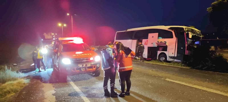 Kayseri’de kontrolden çıkan yolcu otobüsü aydınlatma direğine çarptı: 16 yaralı
