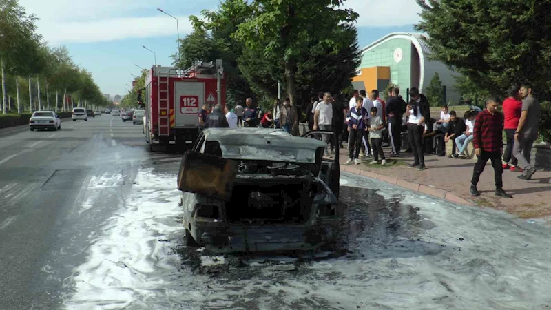 Seyir halindeki otomobil alev aldı, vatandaşlar görüntü çekmek için birbiriyle yarıştı
