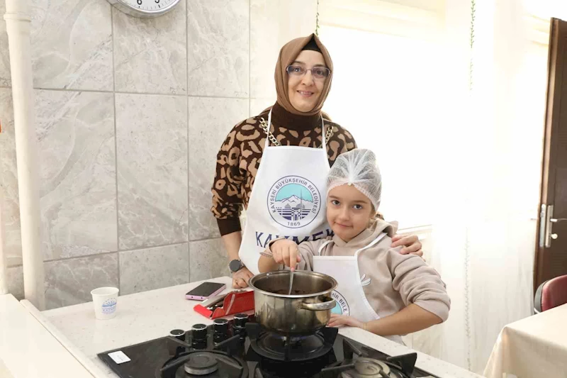 Büyükşehir KAYMEK’TEN ‘Anne-Çocuk Mozaik Pasta Yapımı’ etkinliği
