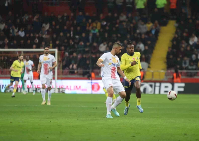 Trendyol Süper Lig: Kayserispor: 1 - Fenerbahçe: 2 (İlk yarı)
