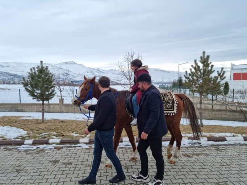 Develi’de depremzede çocuklar at bindi
