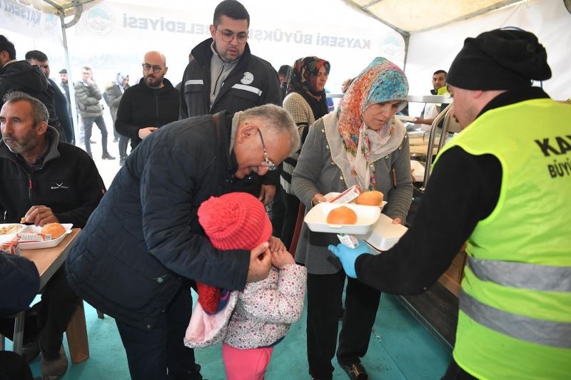 Kayseri Büyükşehir Belediyesi, İlk Konteyner Kentte Sıcak Yemek Dağıtıyor
