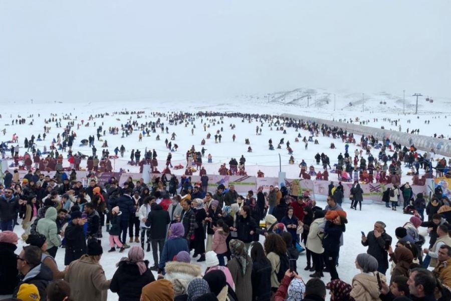 Erciyes’te kar bereketi: Pistler kayak severlerle doldu taştı