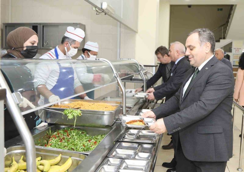 ERÜ Rektörü Altun, Öğrencilerle İftar Yaptı
