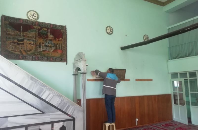 Melikgazi Belediyesi ramazan ayına özel camilerde gül suyuyla temizlik yaptı
