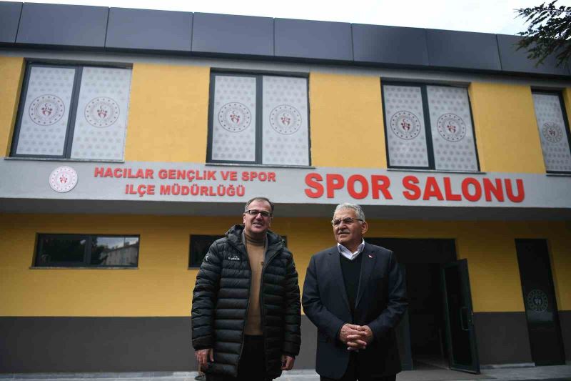 Başkan Büyükkılıç, spor salonunu inceledi, basket oynadı
