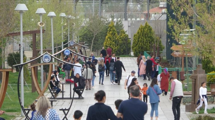 Vatandaşlar bayramda hayvanat bahçesine akın etti: 100 bin ziyaretçi