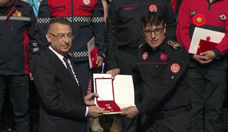 Cumhurbaşkanı Erdoğan’dan Kayseri Büyükşehir İtfaiyesi’ne devlet üstün fedakârlık madalyası
