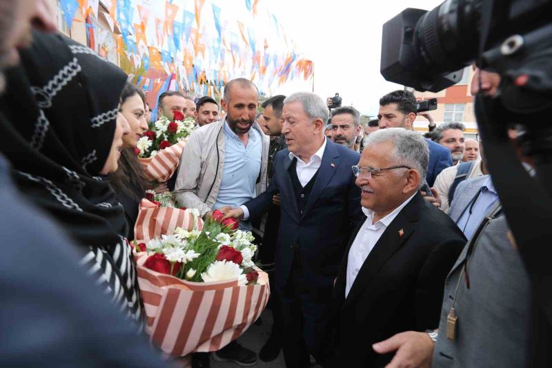 Bakan Akar ve Başkan Büyükkılıç’ın Tomarza ve Bünyan ziyaretleri mini mitinge dönüşte
