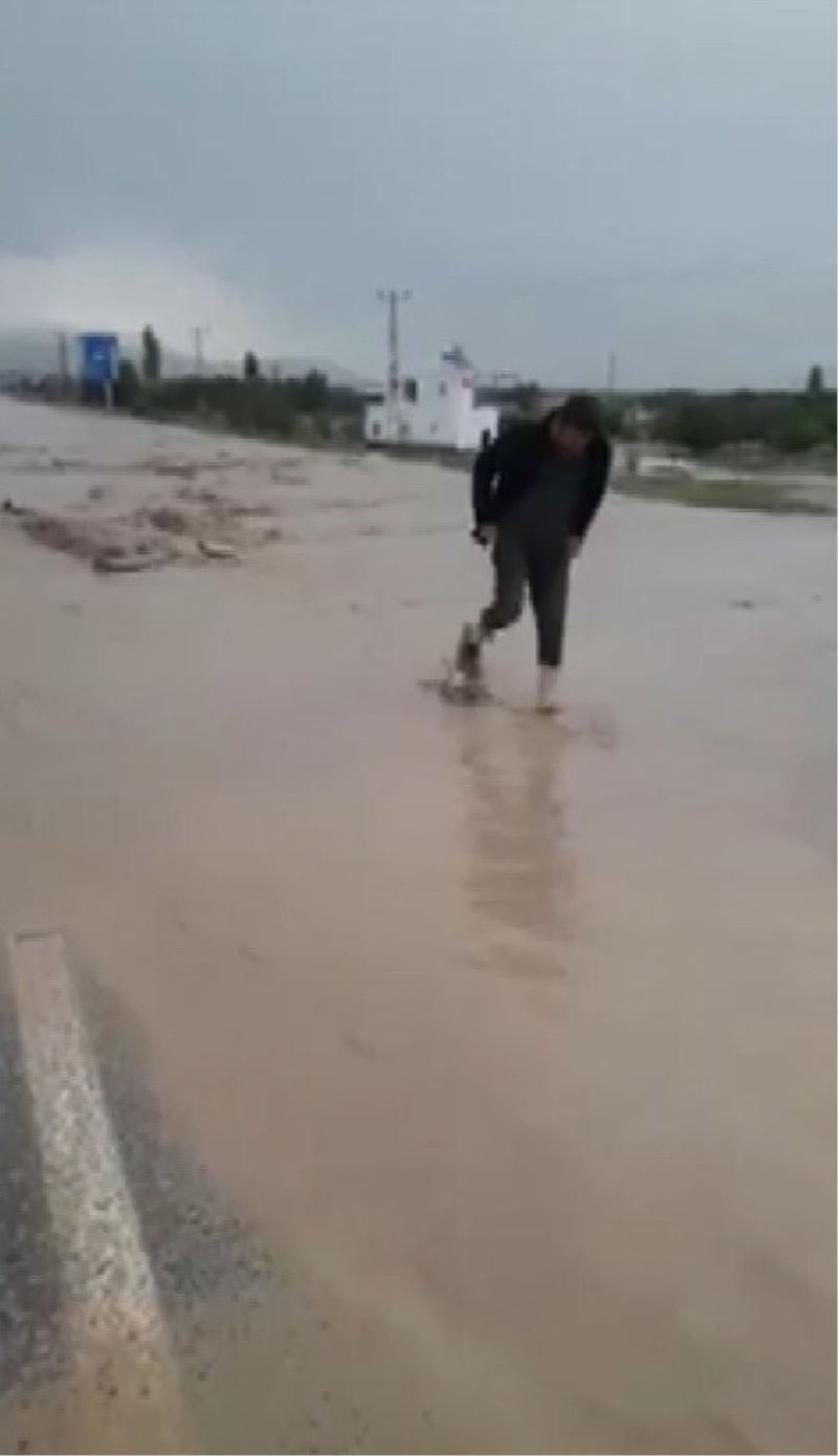 Ulaşıma sel engeli: Kayseri-Niğde karayolu sel nedeniyle ulaşıma kapandı
