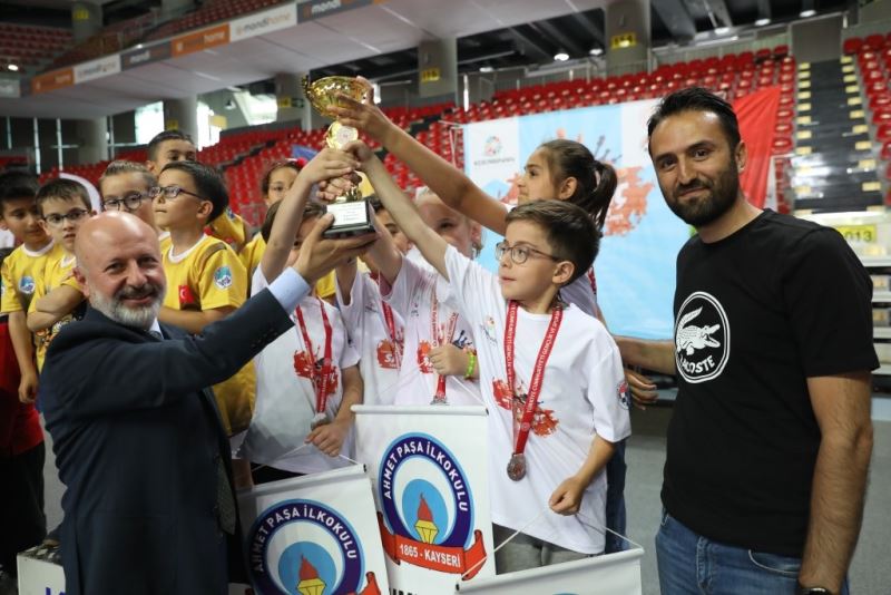 Başkan Çolakbayrakdar, satranç turnuvasının ödüllerini verdi
