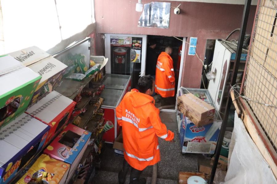 Kayseri’de sağanak yağış: Evleri ve dükkanları su bastı
